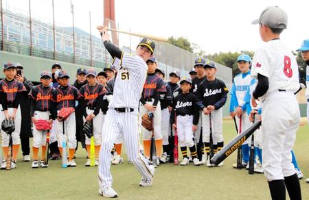 　打撃フォームを披露する阪神・中野＝１３日