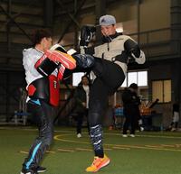 　ハイキックを決める井上