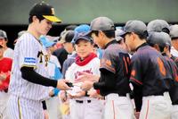 　子どもたちと交流する阪神・中野＝１３日