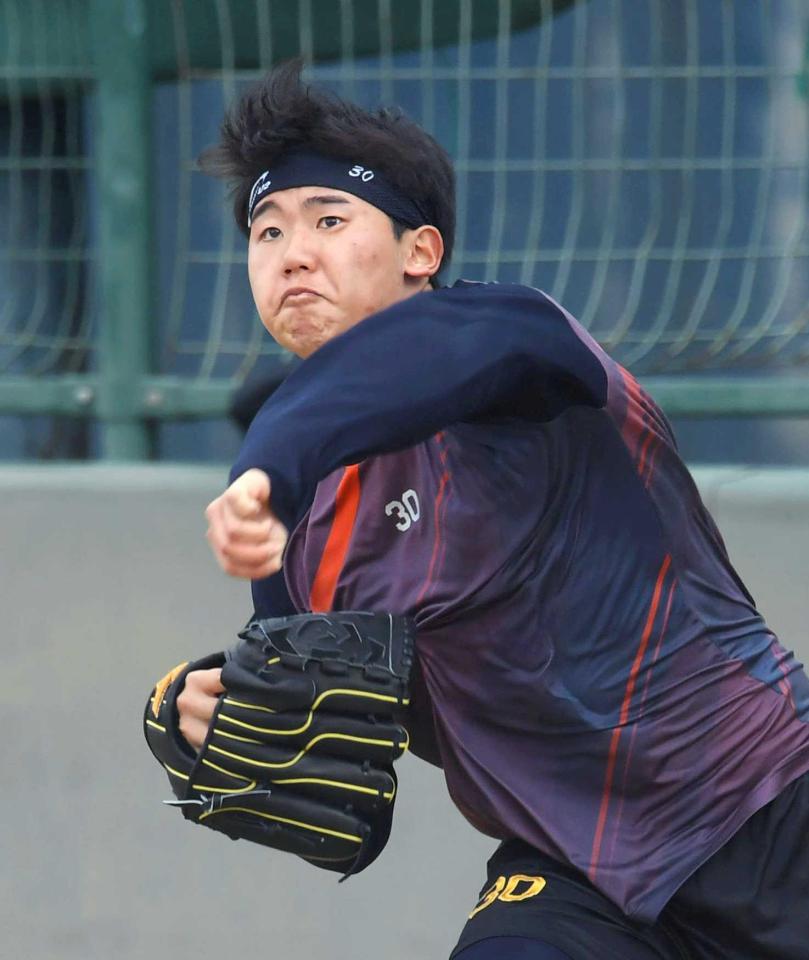 　キャッチボールする門別