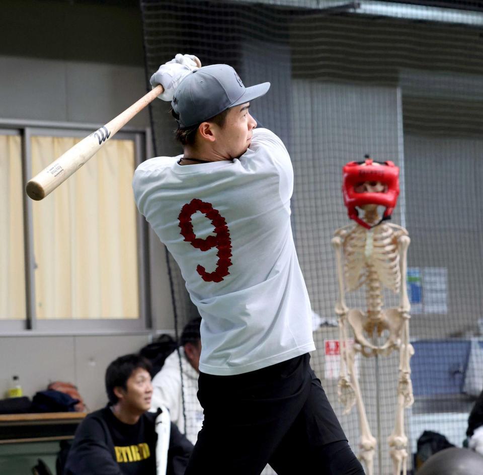 　打撃練習する井上