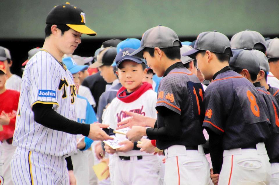 　子どもたちと交流する阪神・中野＝１３日