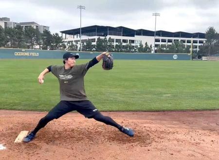 　シセロン・フィールドのブルペンで投げる湯浅（提供動画から）