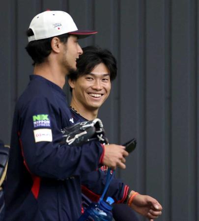 　強化合宿でダルビッシュ（手前）と笑顔で話す湯浅＝２３年２月
