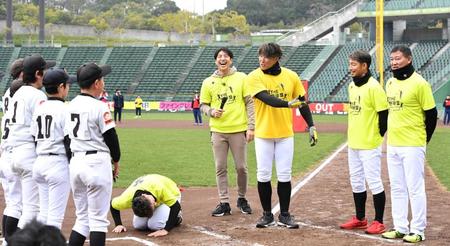 　子どもたちと野球盤対決を楽しむ（右から）福留氏、鳥谷氏、糸井氏