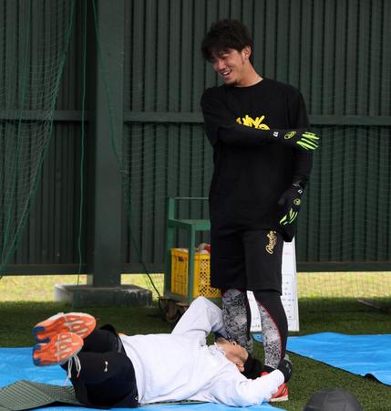 　岩貞（下）をトレーニングでしごく伊藤将（撮影・中田匡峻）