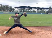 　シセロン・フィールドのブルペンで投げる湯浅（提供動画から）