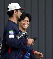 　強化合宿でダルビッシュ（手前）と笑顔で話す湯浅＝２３年２月
