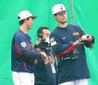 　ダルビッシュ（右）からボールの握りを教えてもらう湯浅