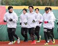 　笑顔でランニングする（前列左から）岩貞、伊藤将、岩田（撮影・中田匡峻）