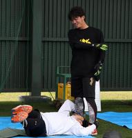 　岩貞（下）をトレーニングでしごく伊藤将（撮影・中田匡峻）