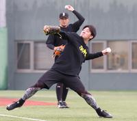 　キャッチボールする伊藤将。後方は岩貞（撮影・中田匡峻）