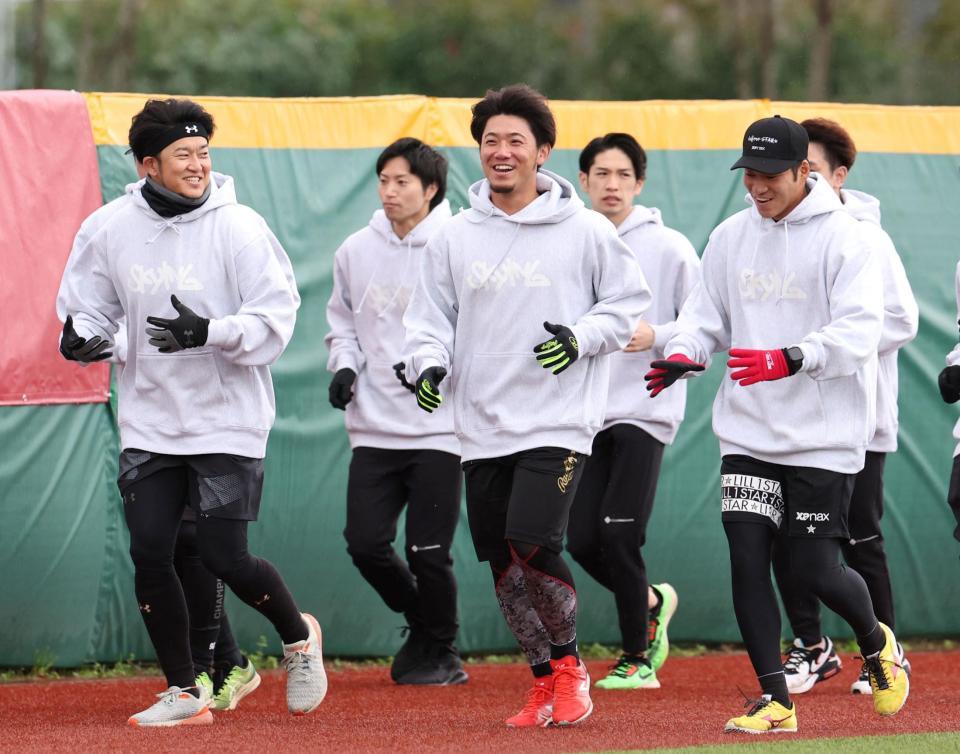 　笑顔でランニングする（前列左から）岩貞、伊藤将、岩田（撮影・中田匡峻）