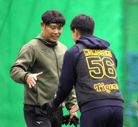 　原口（左）は百崎からあいさつを受ける