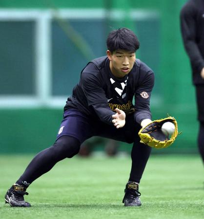 　ノックを受ける百崎（撮影・山口登）