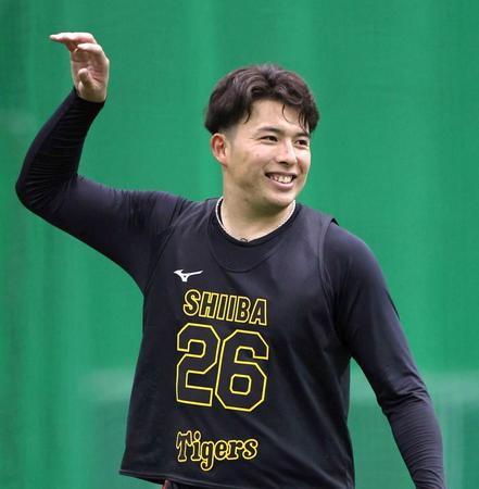 　練習中、笑顔を見せる椎葉（撮影・山口登）