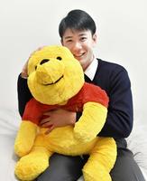 　クマのプーさんのぬいぐるみ持参で入寮した山田＝７日