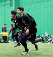 　ダッシュする山田（右）と百崎