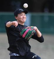 　ノックを受け送球する湯浅（撮影・田中太一）