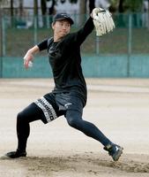 　マウンドから投げ込む湯浅（撮影・田中太一）