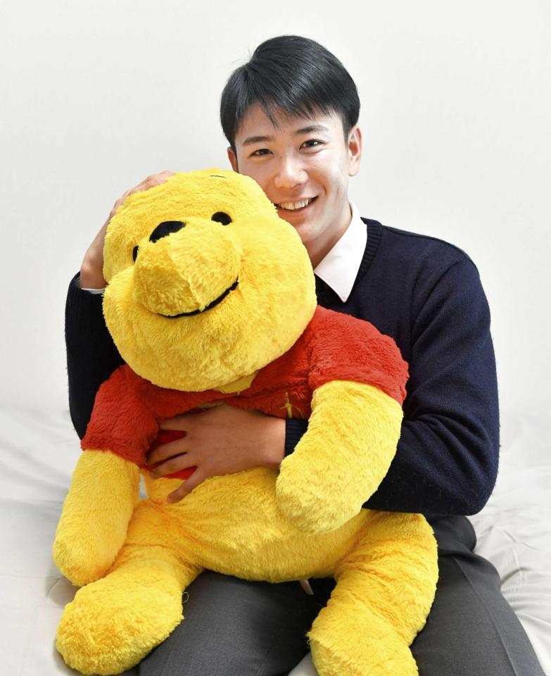 　クマのプーさんのぬいぐるみ持参で入寮した山田＝７日