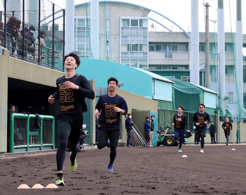 　３０００ｍを完走し、１着でゴールする山田（５２）。左から２人目は２着の百崎（撮影・立川洋一郎）