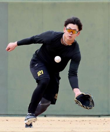 　守備練習をする野口（撮影・立川洋一郎）