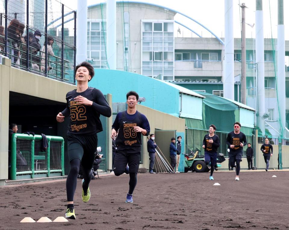 　３０００メートルを完走し、１着でゴールする山田（５２）。左から２人目は２着の百崎（撮影・立川洋一郎）