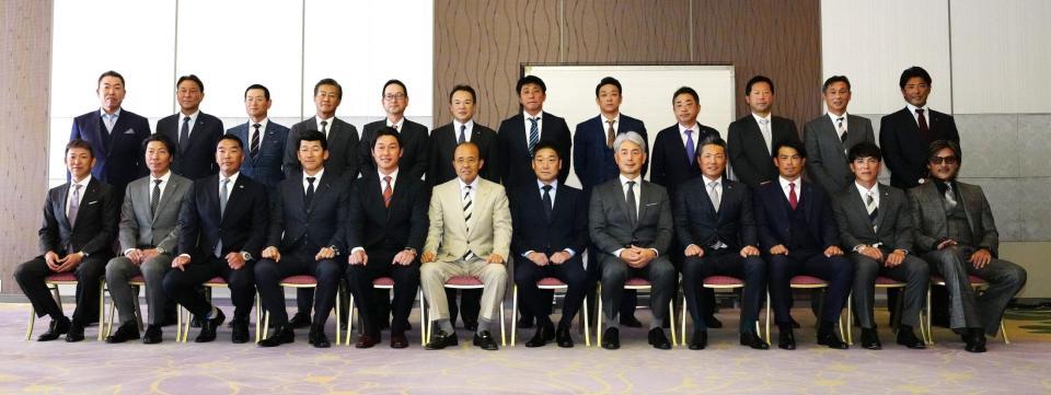 　監督会議前、写真に納まる１２球団の監督ら＝１６日撮影