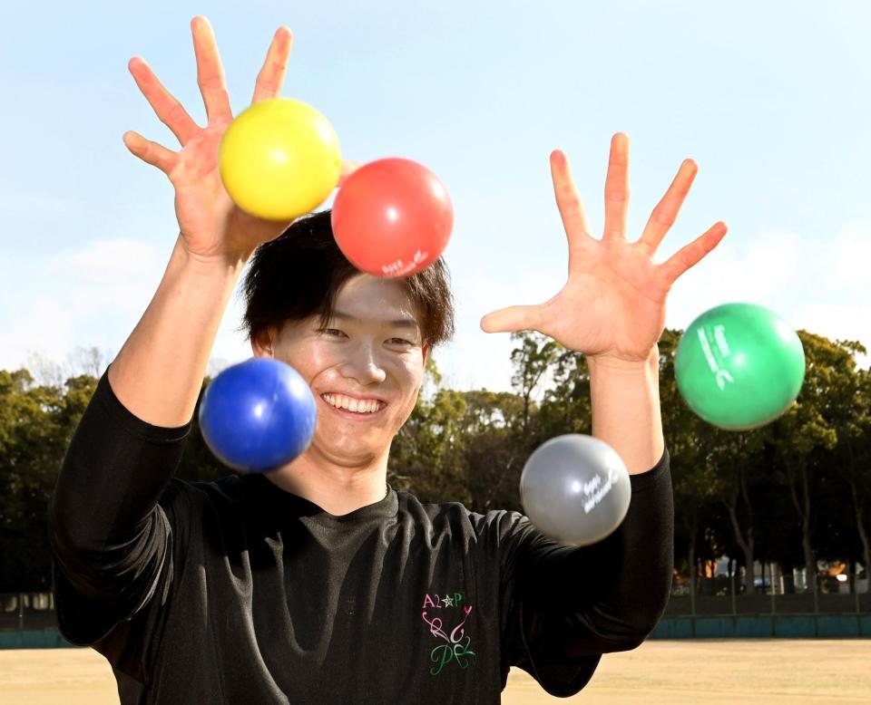 　まるで大道芸人のようにボールを操る湯浅（撮影・田中太一）