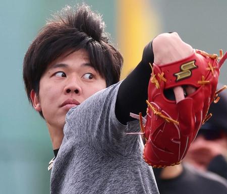 　ノックを受けて汗を流す才木（撮影・立川洋一郎）