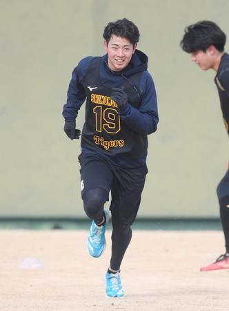 　ダッシュする下村（撮影・石井剣太郎）