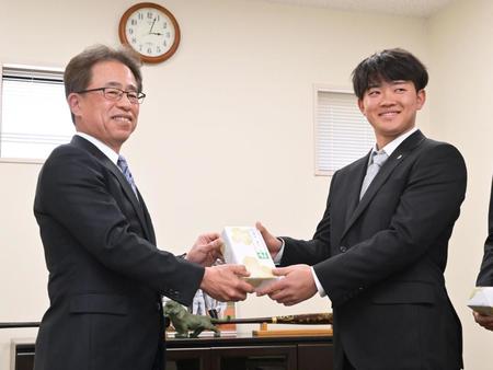 　２０歳記念品贈呈式に臨み、粟井球団社長（左）から記念品を受け取る中川（撮影・立川洋一郎）