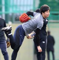 　ノックの打球を処理して送球する才木（撮影・立川洋一郎）