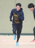 　ダッシュする下村（撮影・石井剣太郎）