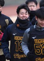 　笑顔でアップする下村（撮影・石井剣太郎）