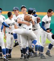 　優勝を決め、抱き合って喜ぶ井上（中央）＝２０１９年８月２２日