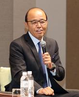 関西プレスクラブの新年会員交流会で講演する岡田監督（撮影・山口登）