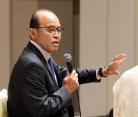 　講演する岡田監督（撮影・山口登）