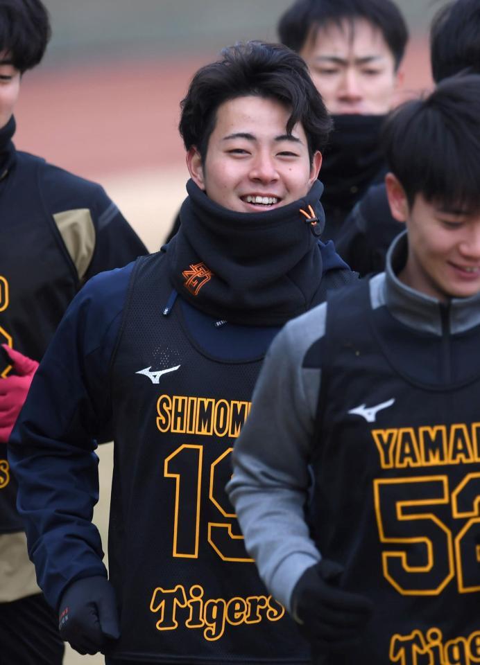 　笑顔でアップする下村（撮影・石井剣太郎）