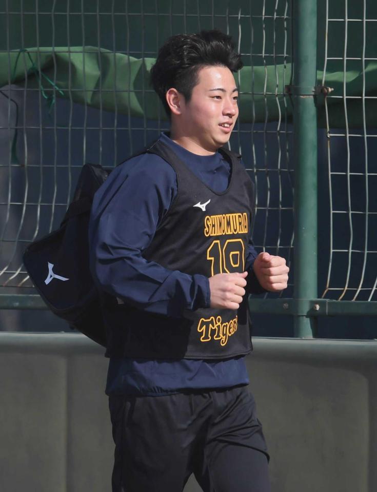 　練習を途中で切り上げ屋内に戻る下村（撮影・石井剣太郎）