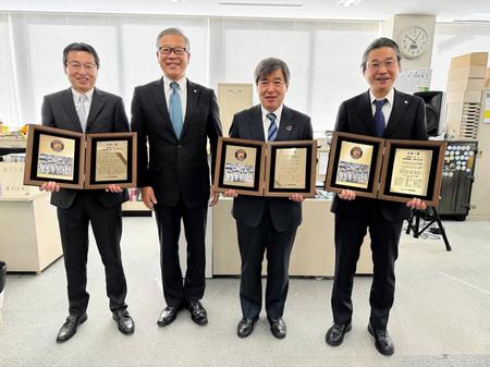 　「日本一賞」を授与された（左から）百北幸司相談役、セ・リーグの杵渕和秀統括、杉山健博オーナー、嶌村聡本部長（球団提供）