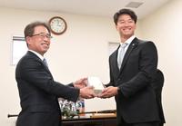 　２０歳記念品贈呈式に臨み、粟井球団社長（左）から記念品を受け取る森木（撮影・立川洋一郎）