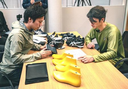 　スパイクに関する意見を出す近本（右）＝アシックス社提供