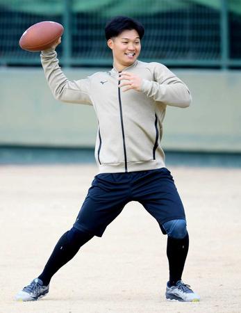 　アメフトボールを使って練習する森下（撮影・石井剣太郎）