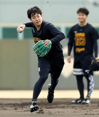 　ノックを受ける下村（撮影・中田匡峻）