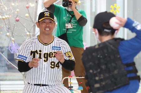 　こどもとキャッチボールをする原口