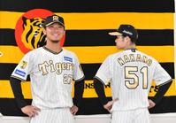 　２０２４『チャンピオンユニホーム』デザイン発表に出席した伊藤将（左）と中野（撮影・中田匡峻）