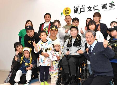 　施設を訪問し子どもたちと交流した原口（中央）＝撮影・中田匡峻