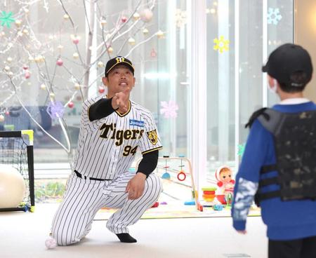 　こどもとキャッチボールをする原口